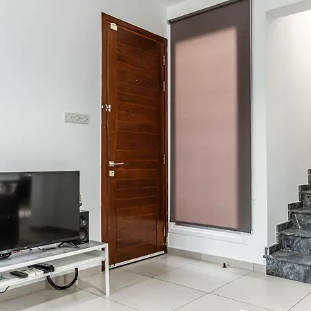 Villa Two Bed In Pervolia, 150 Meters From The Sea