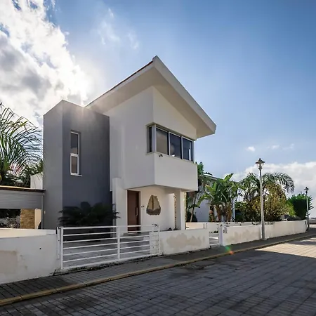 Villa Two Bed In Pervolia, 150 Meters From The Sea