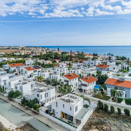 Villa Two Bed In Pervolia, 150 Meters From The Sea